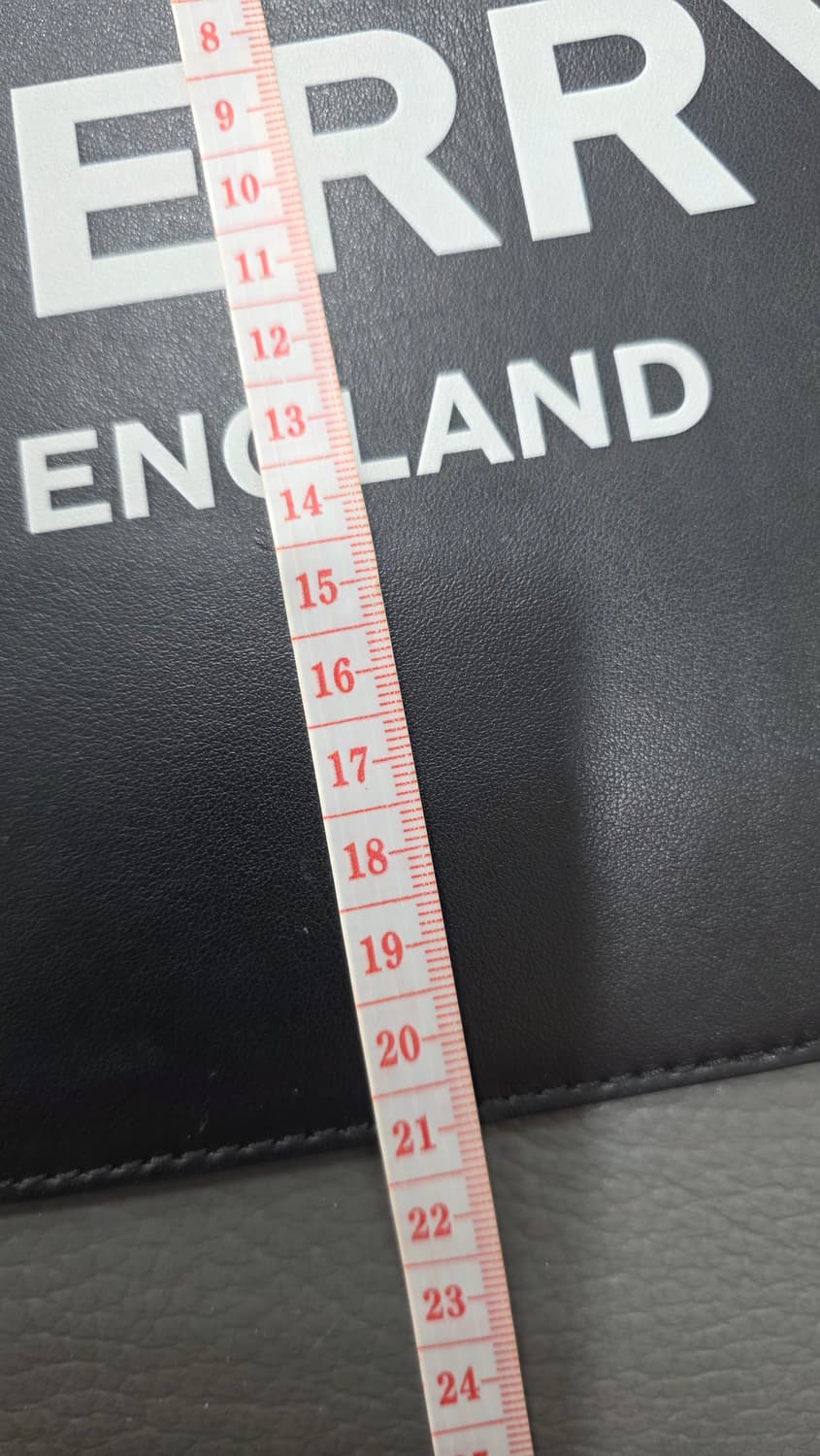 버버리 런던 잉글랜드 로고 프린트 레더 클러치 상품이미지9