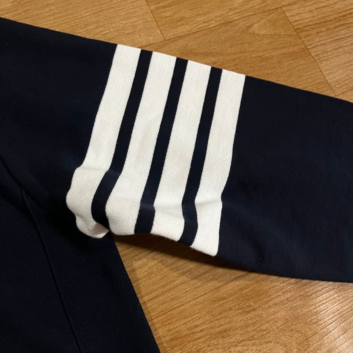 [103] 톰브라운 26ss 사선바 맨투맨 상품이미지5