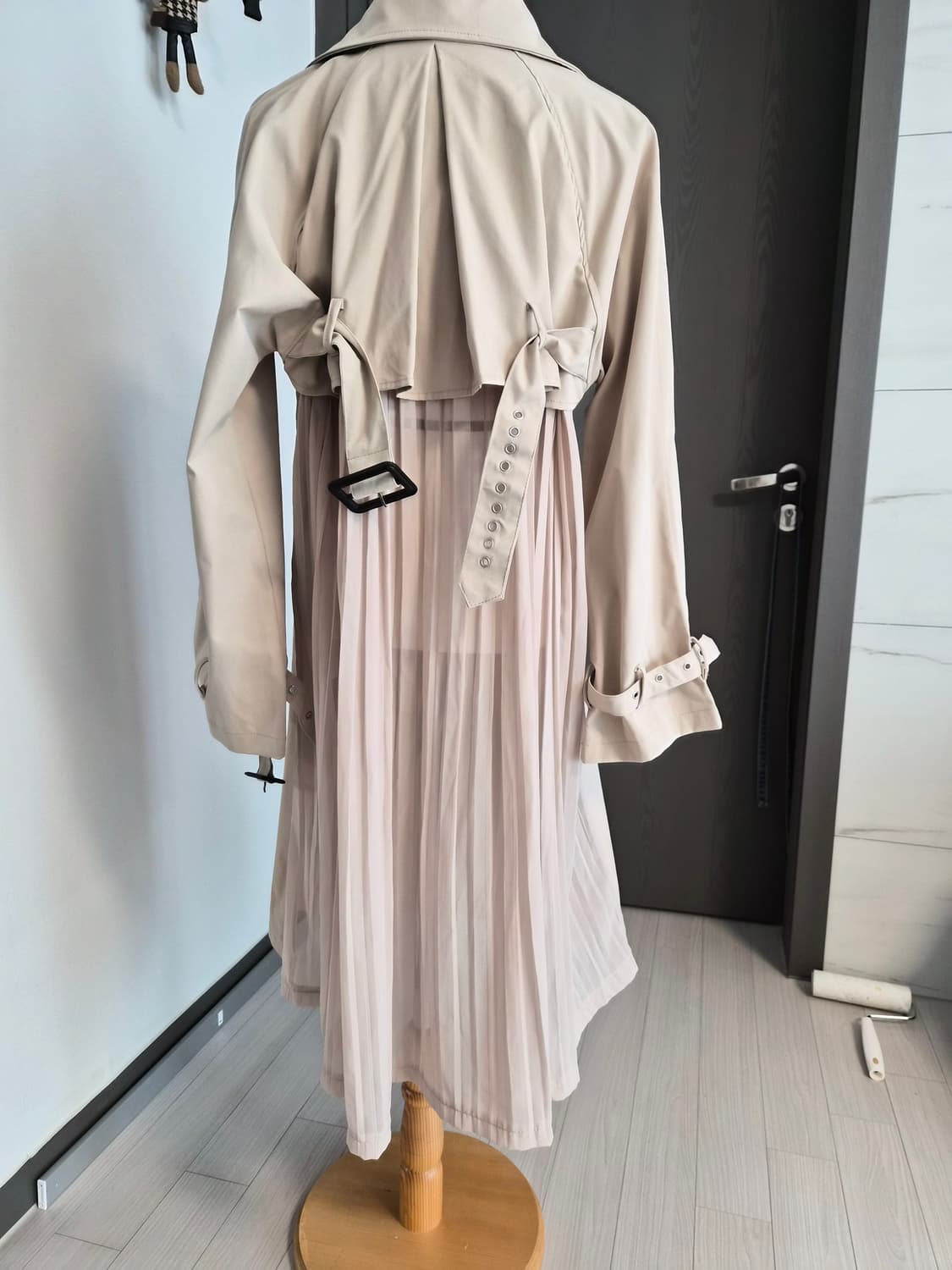 반전 뒷태! 살랑살랑 플리츠 배색 트렌치코트 상품이미지3