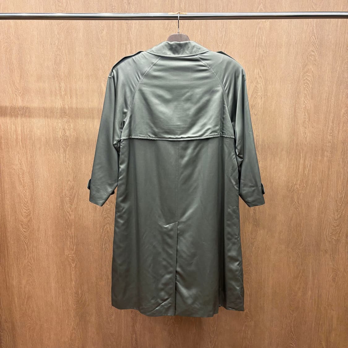 버버리 더블 브레스티드 트렌치 코트 견장 스톰 플랩 디테일 카키 브라운 상품이미지3