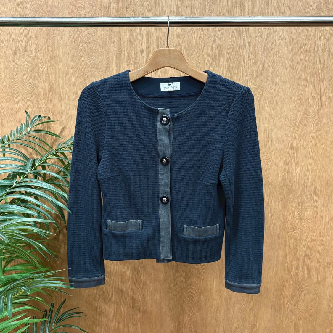 꾸레쥬 라운드넥 니트 가디건 코튼 배색 플래킷 디테일 레귤러핏 블루 상품이미지1