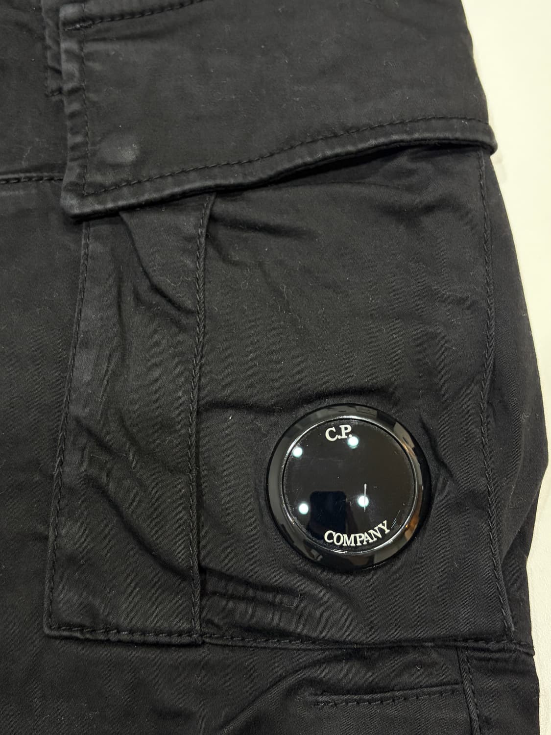 [정품] C.P. 컴퍼니 스트레치 사틴 카고 쇼츠 블랙  상품이미지4