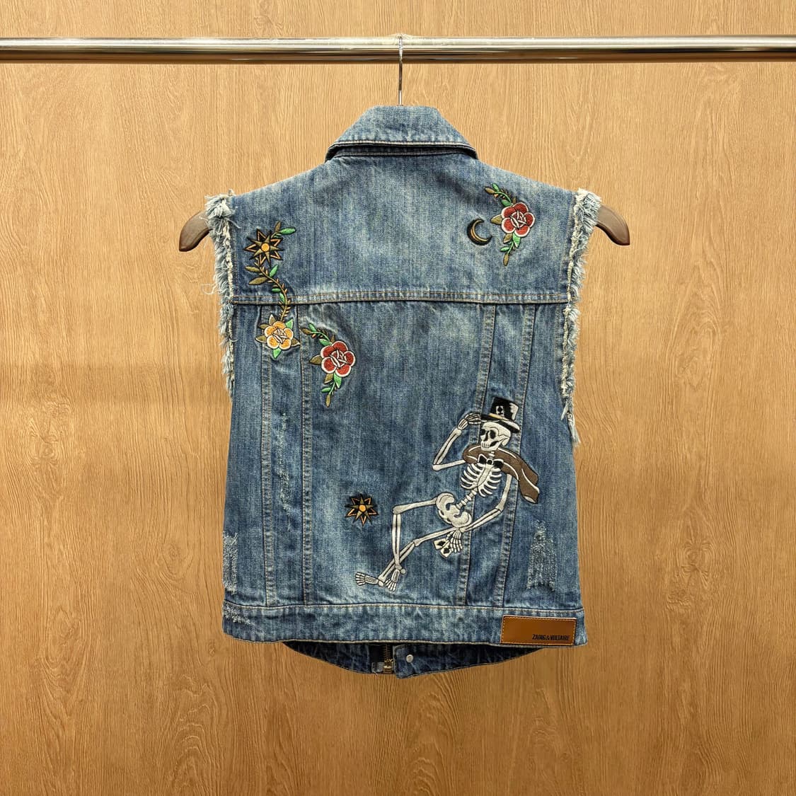 쟈딕 앤 볼테르 데님 베스트 스컬 플라워 자수 가죽 패치 디테일 중청 상품이미지3