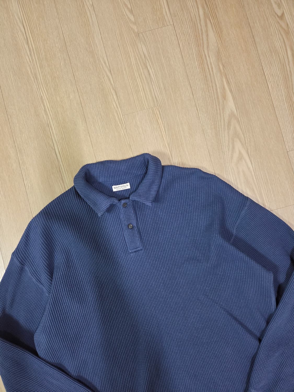 뷰티앤유스 더스티 블루 와플 칼라 티셔츠 상품이미지4