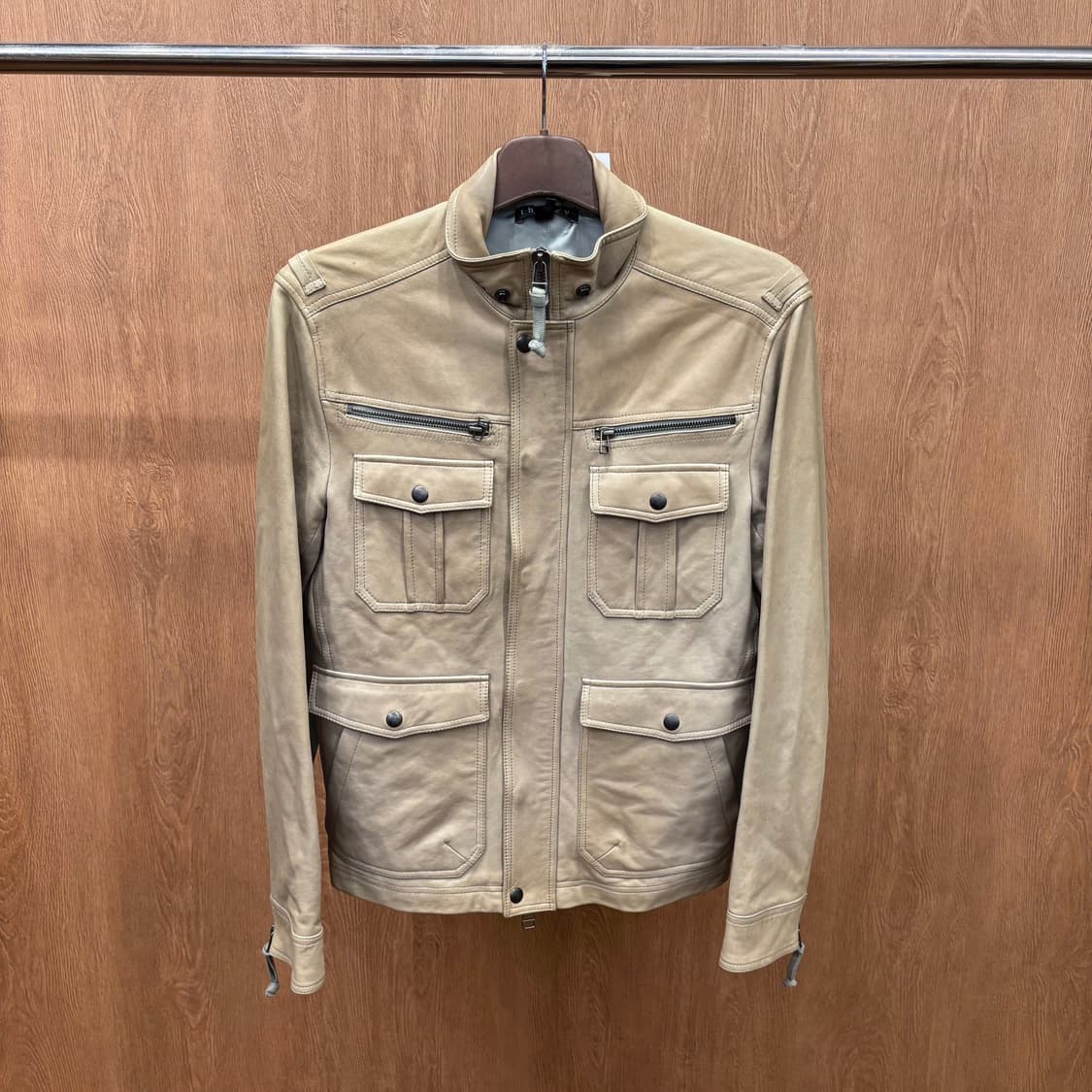 띠어리 하이넥 레더 자켓 4포켓 소매 지퍼 디테일 레귤러핏 베이지 상품이미지2