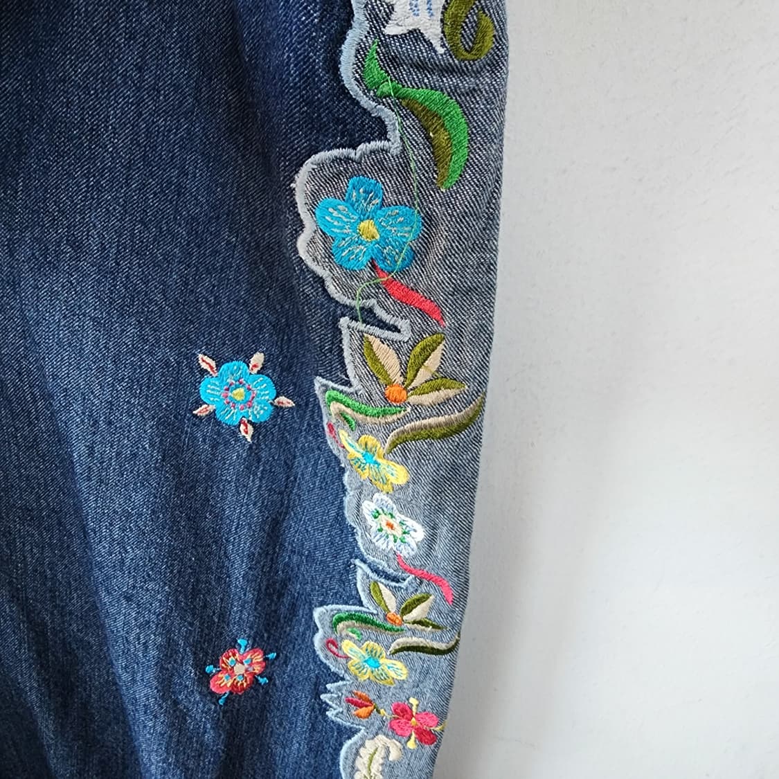 오일릴리 데님 멜빵 원피스 플라워 자수 상품이미지3