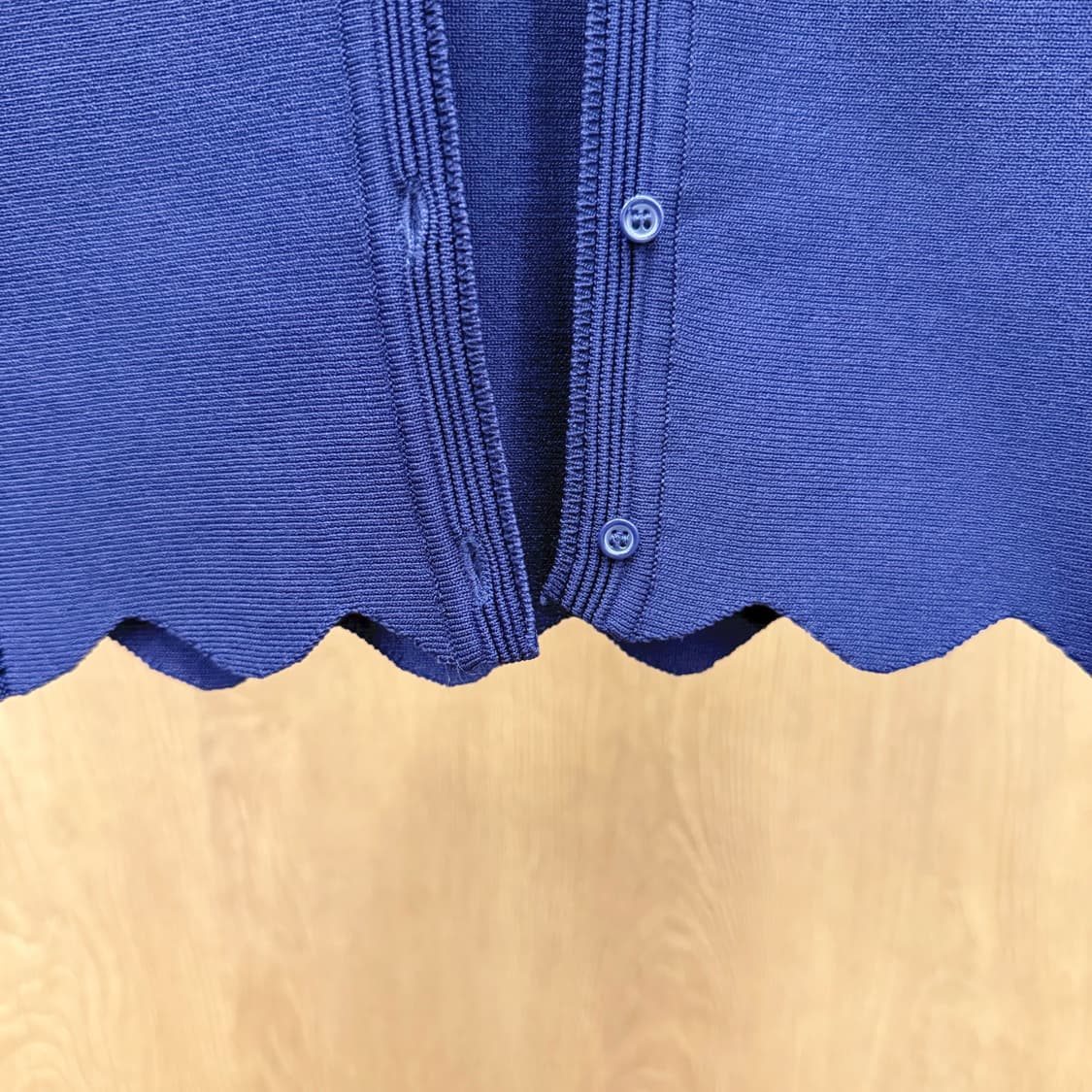 산드로 크롭 라운드넥 니트 가디건 펀칭 디테일 슬림핏 네이비 상품이미지6