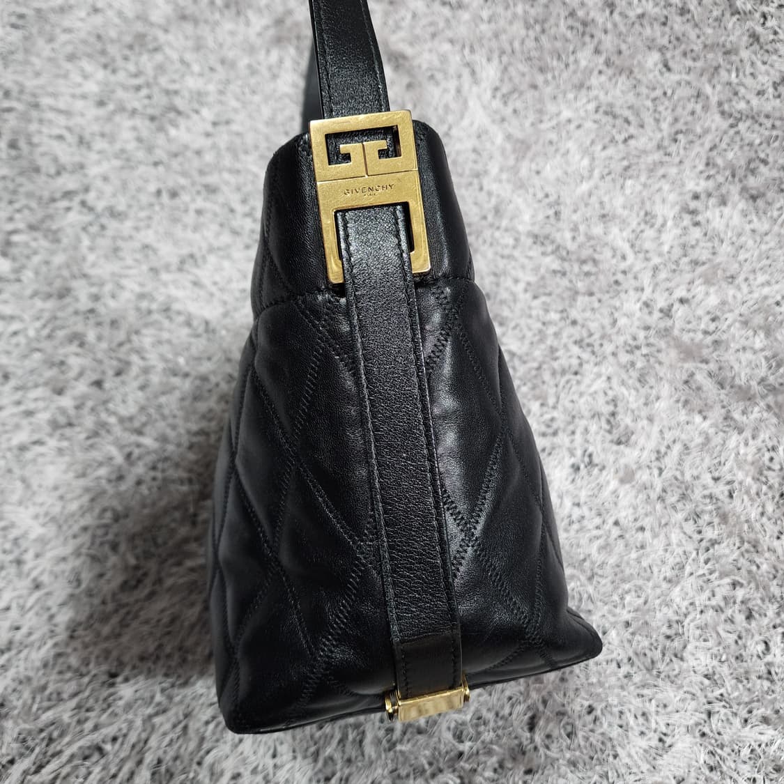 지방시 블랙 퀄티트 GV 미니 버킷백 숄더백 크로스백 상품이미지4