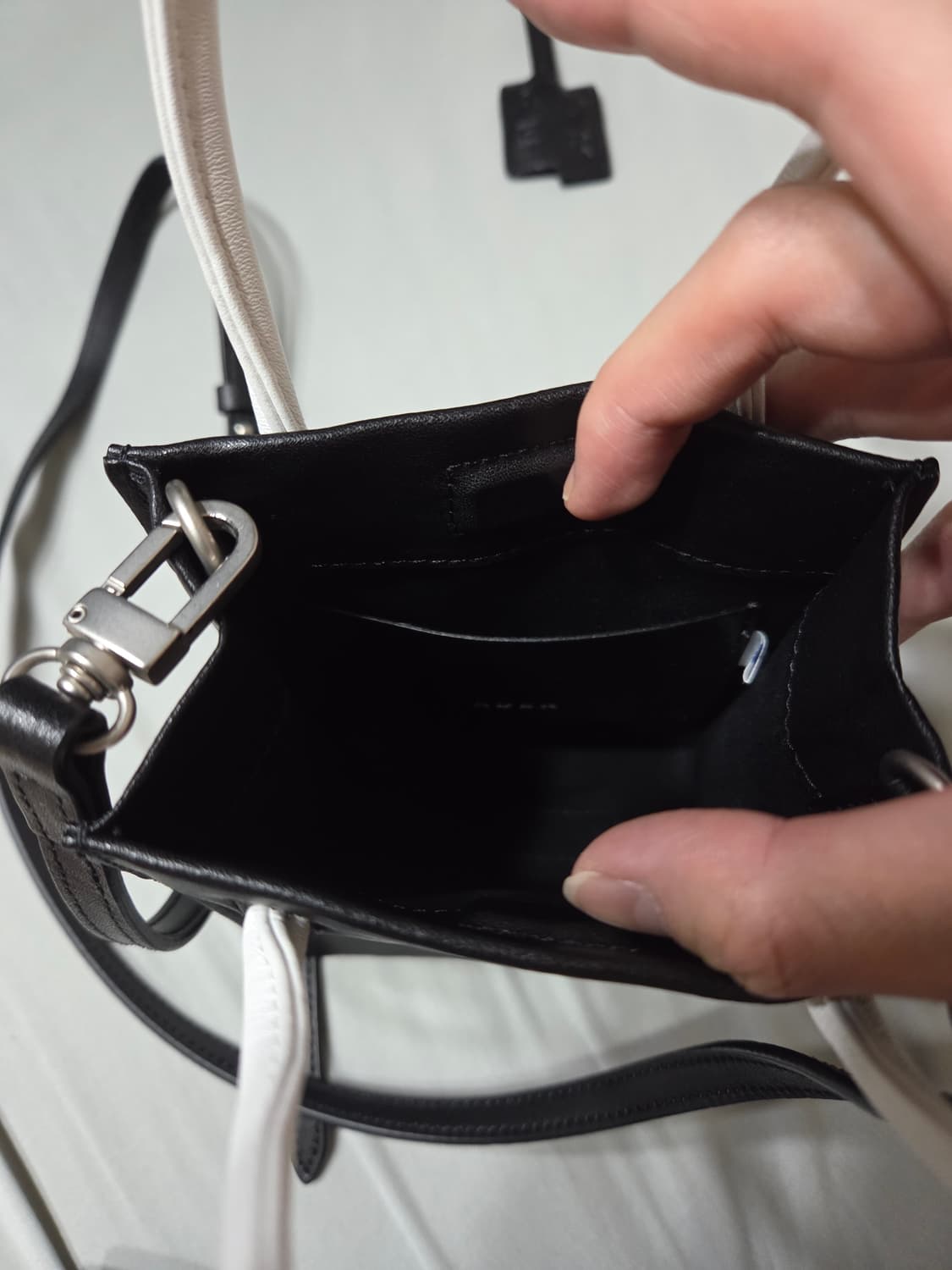 아더에러 스몰 쇼퍼백 느와르 (가죽) 상품이미지8