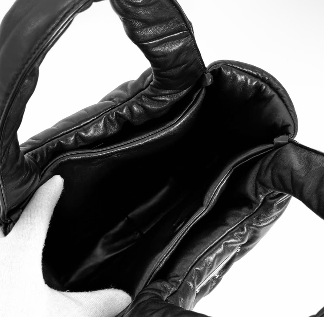 [M] 프라다 패디드 패딩 소프트 패딩 니파 레더 백 토트백 미디움 블랙 상품이미지8