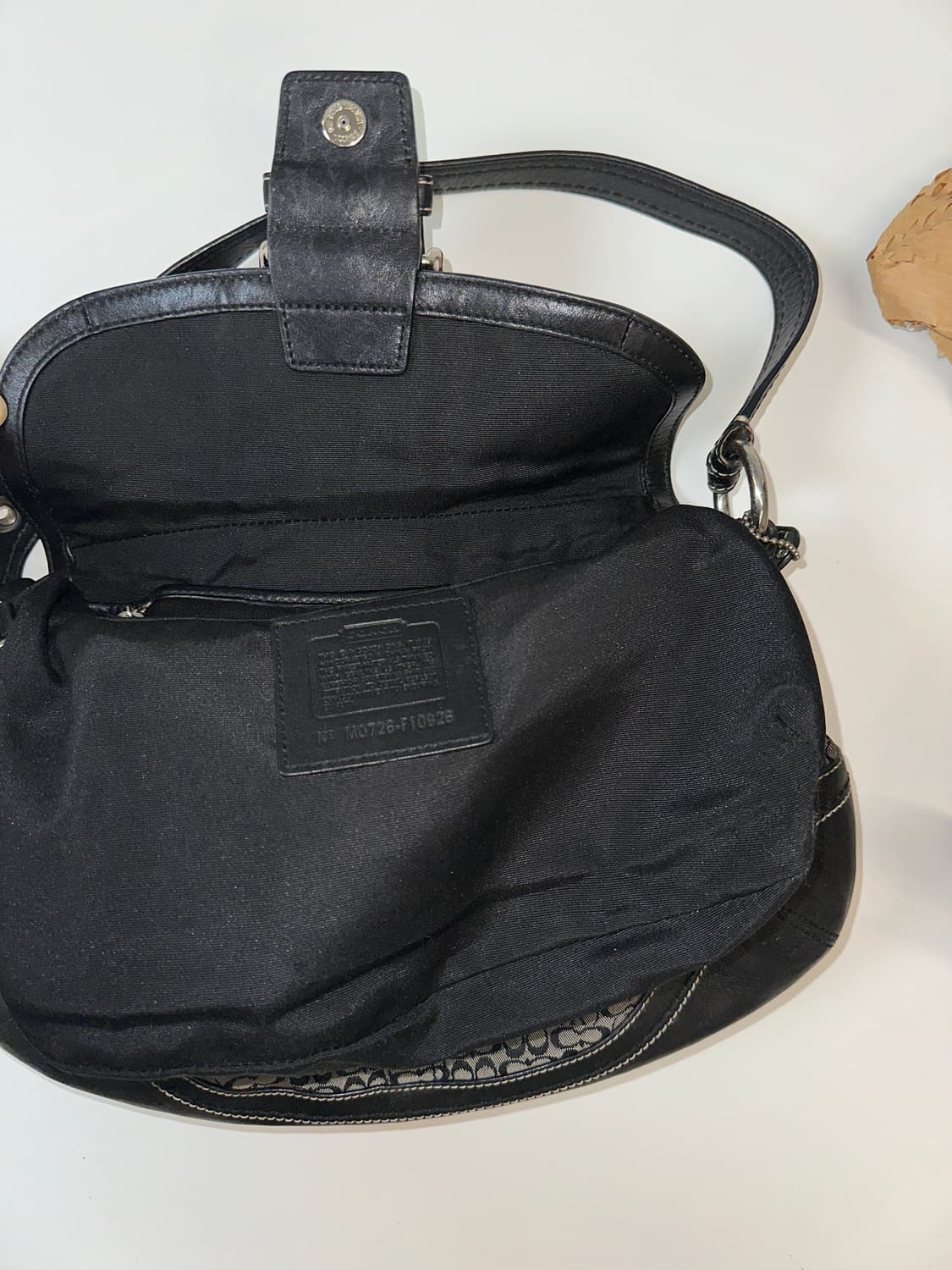 코치 버클 숄더백 상품이미지3