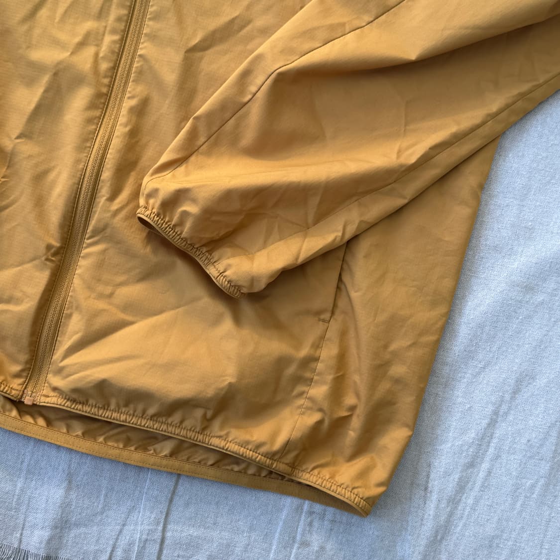 유니클로 머스타드 바람막이 L 상품이미지3