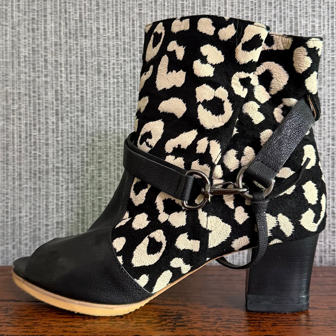 레오파드 배색 패턴 오픈토 버클 앵클 부츠 호피 블랙 레더 스트랩 부티 상품이미지6