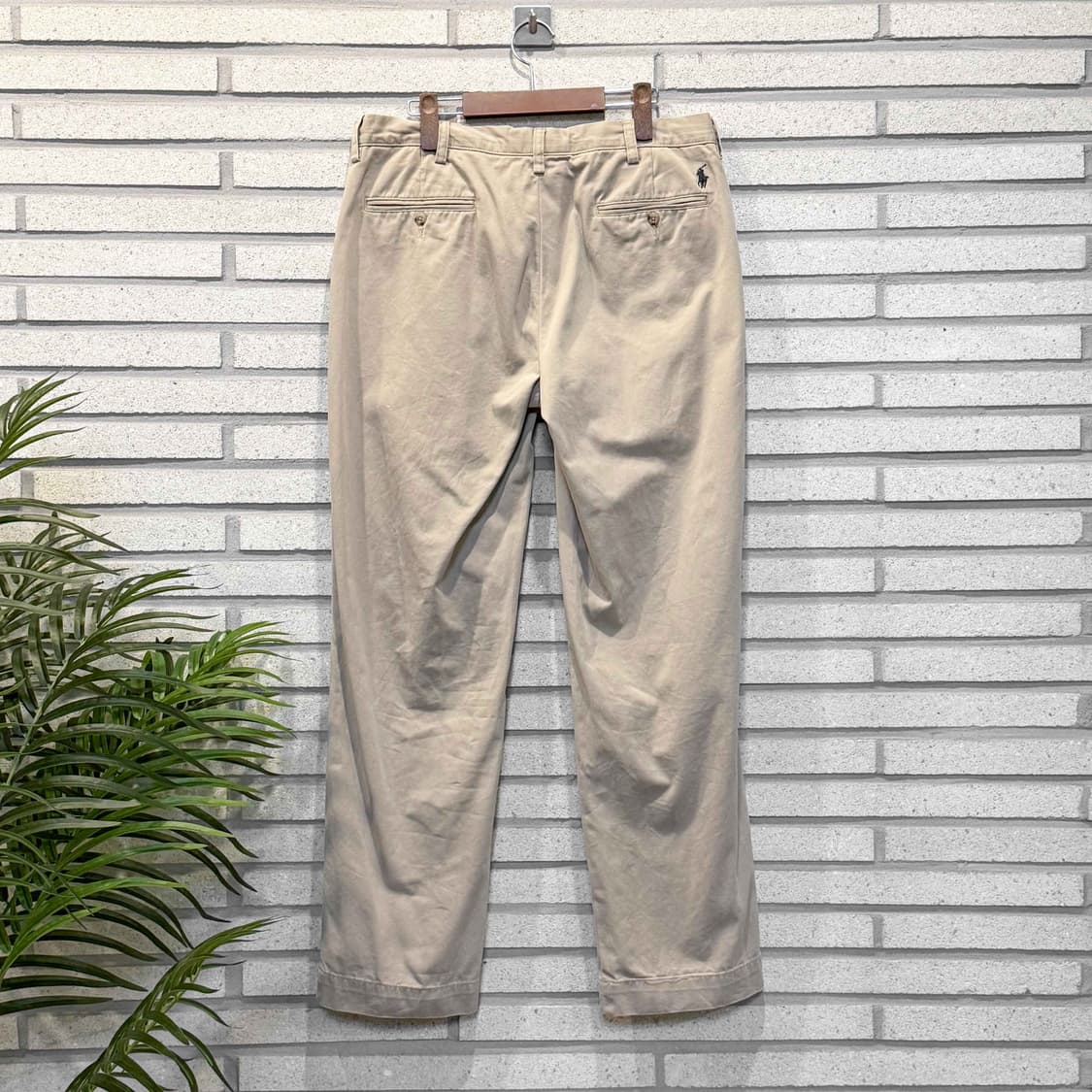 폴로 랄프로렌 클래식 테이퍼드 치노팬츠 후면자수 디테일 베이지 상품이미지2