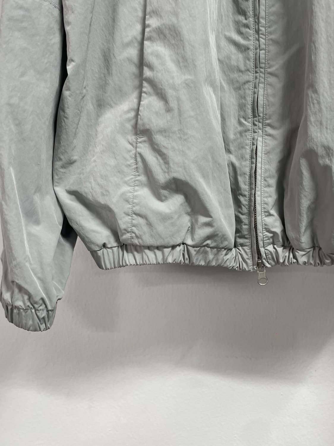 쿠어 나일론 라이트그레이 셔링 바람막이 (on.446) 상품이미지4