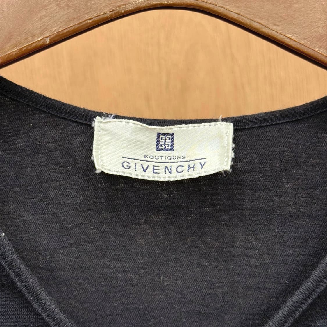 지방시 부티크 로고 브이넥 반팔 슬리브리스 로고 프린팅 디테일 블랙 상품이미지7