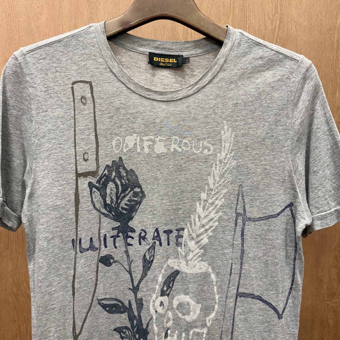 디젤 반팔 티셔츠 블랙골드 스컬 그래픽 프린팅 디테일 코튼 그레이 상품이미지4