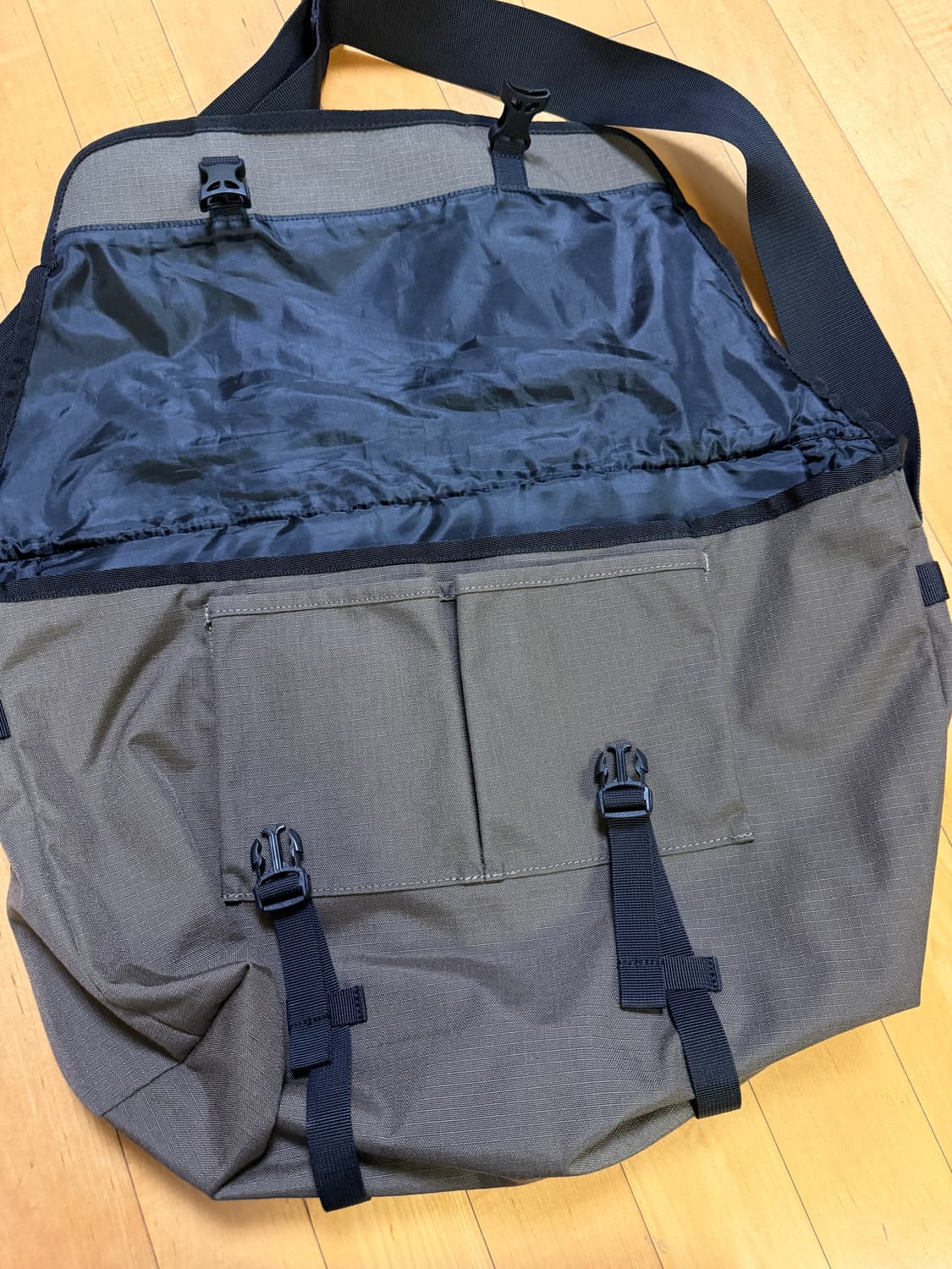 칼하트 올리브 크로스백 상품이미지3