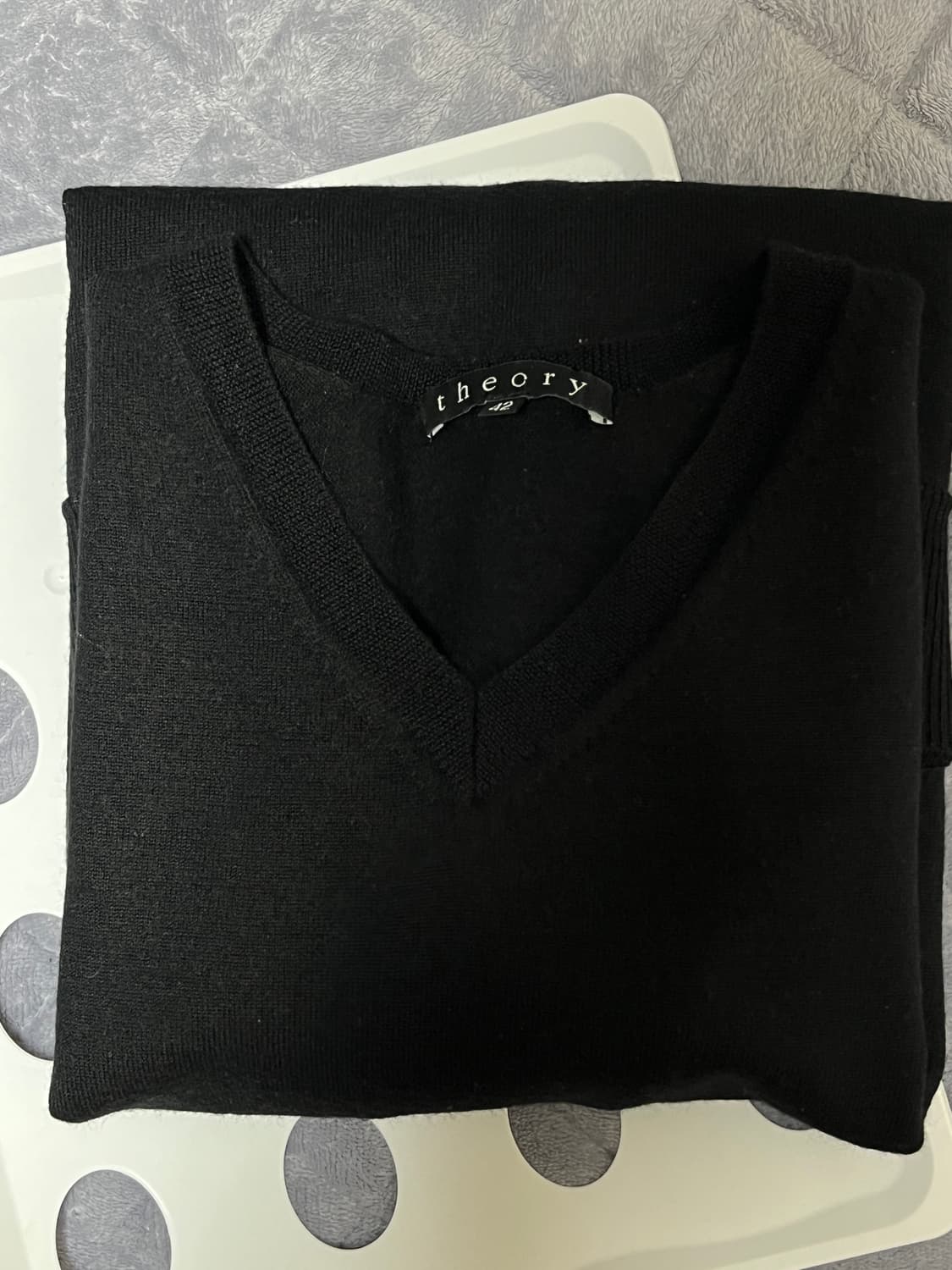 띠어리 브이넥 니트 상품이미지1