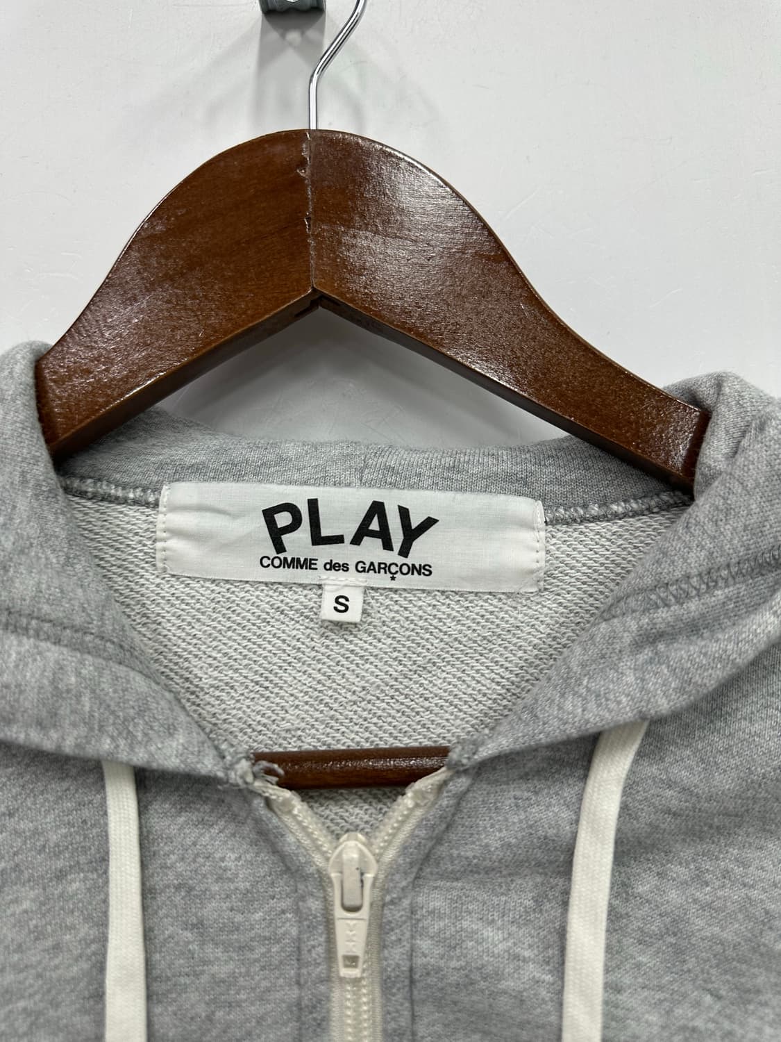 꼼데가르송 그레이 레드 와펜 후드집업 상품이미지2