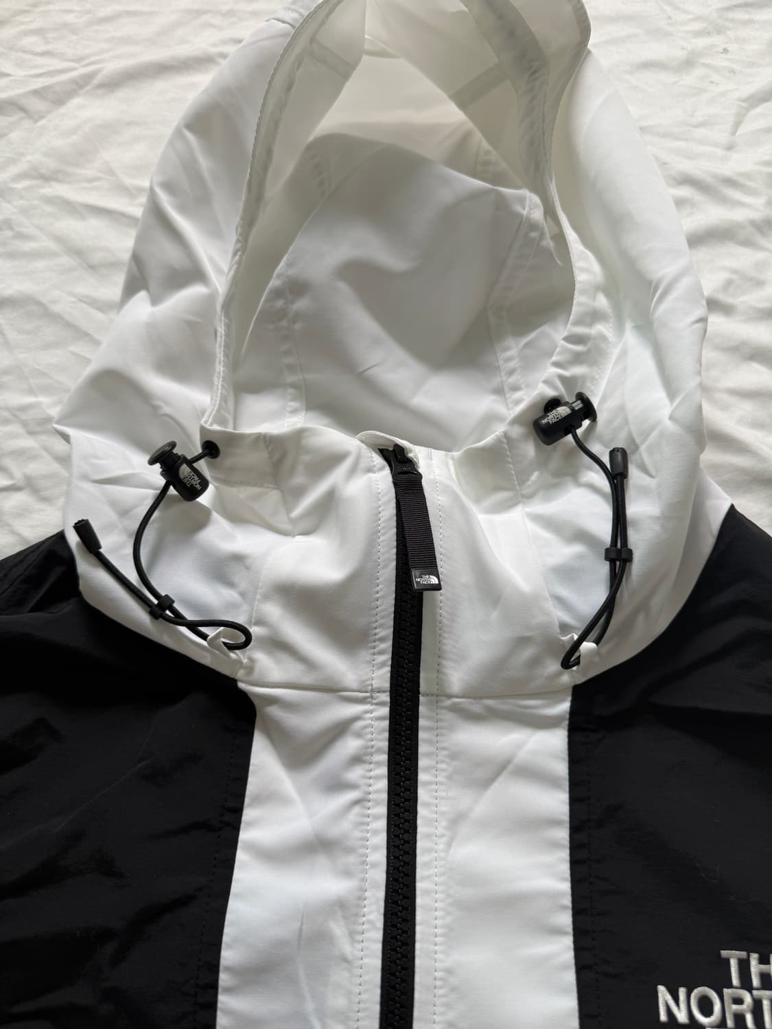 노스페이스 25ss 투톤 바람막이 화이트 상품이미지6