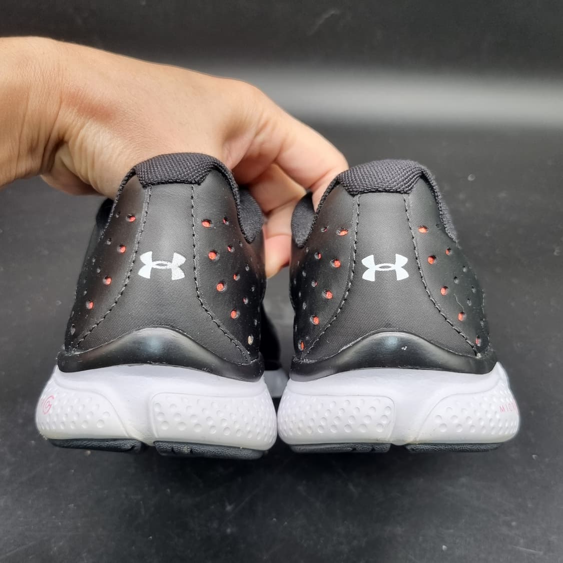 언더아머 마이크로g 여성운동화235 상품이미지4