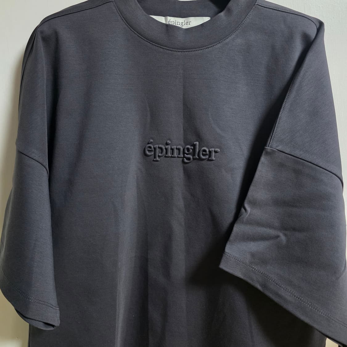 새상품) 에핑글러 엠보 반팔티 차콜  s사이즈(55-66사이즈)  상품이미지2