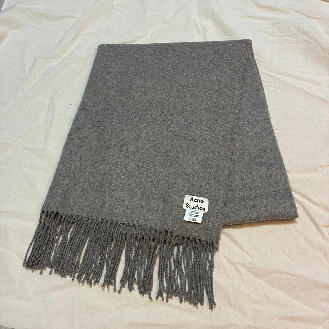 아크네 스튜디오 그레이 머플러 상품이미지2