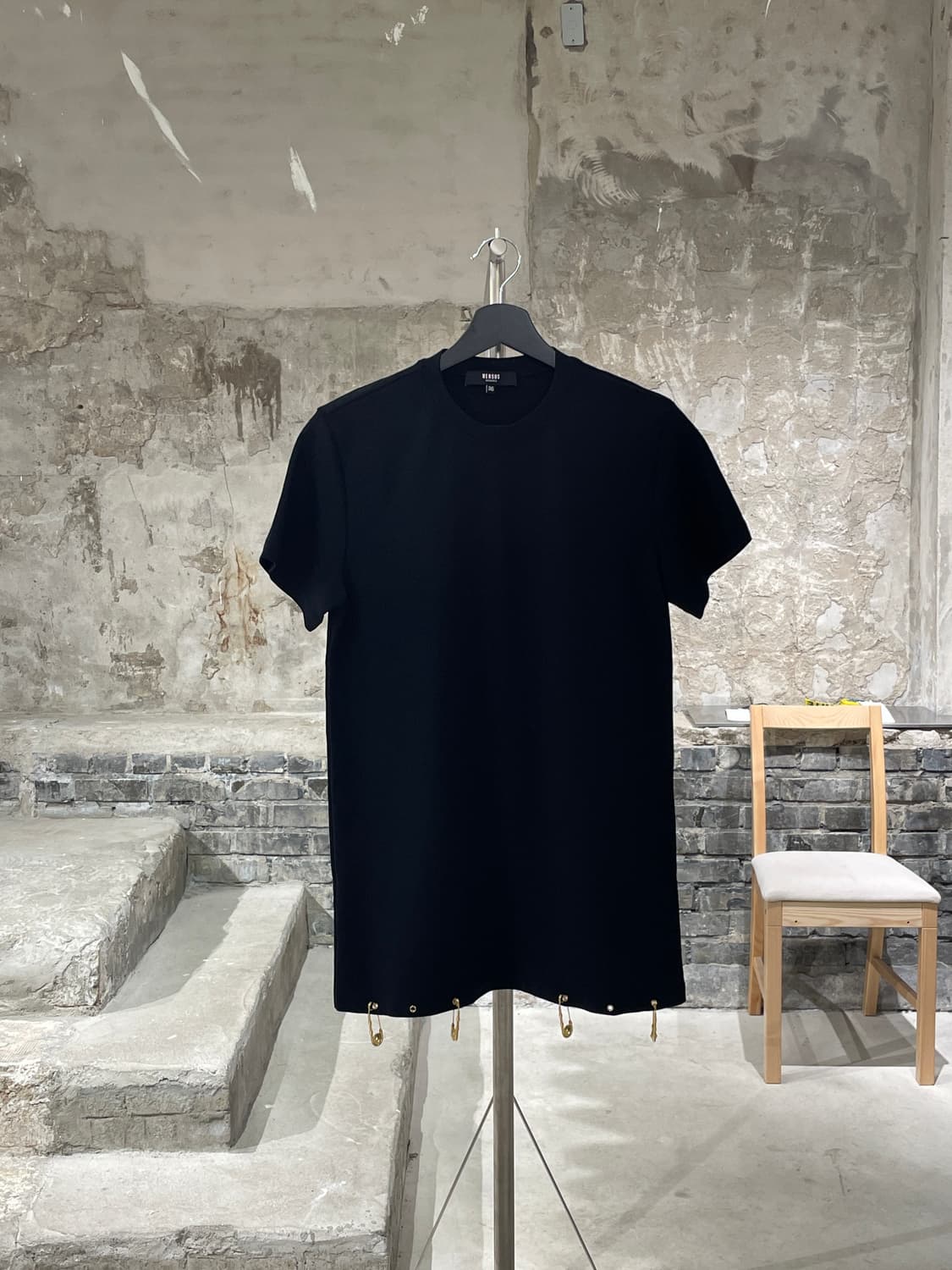 베르수스 베르사체 블랙 헴 골드 로고 클립 레이온 하프티 상품이미지1