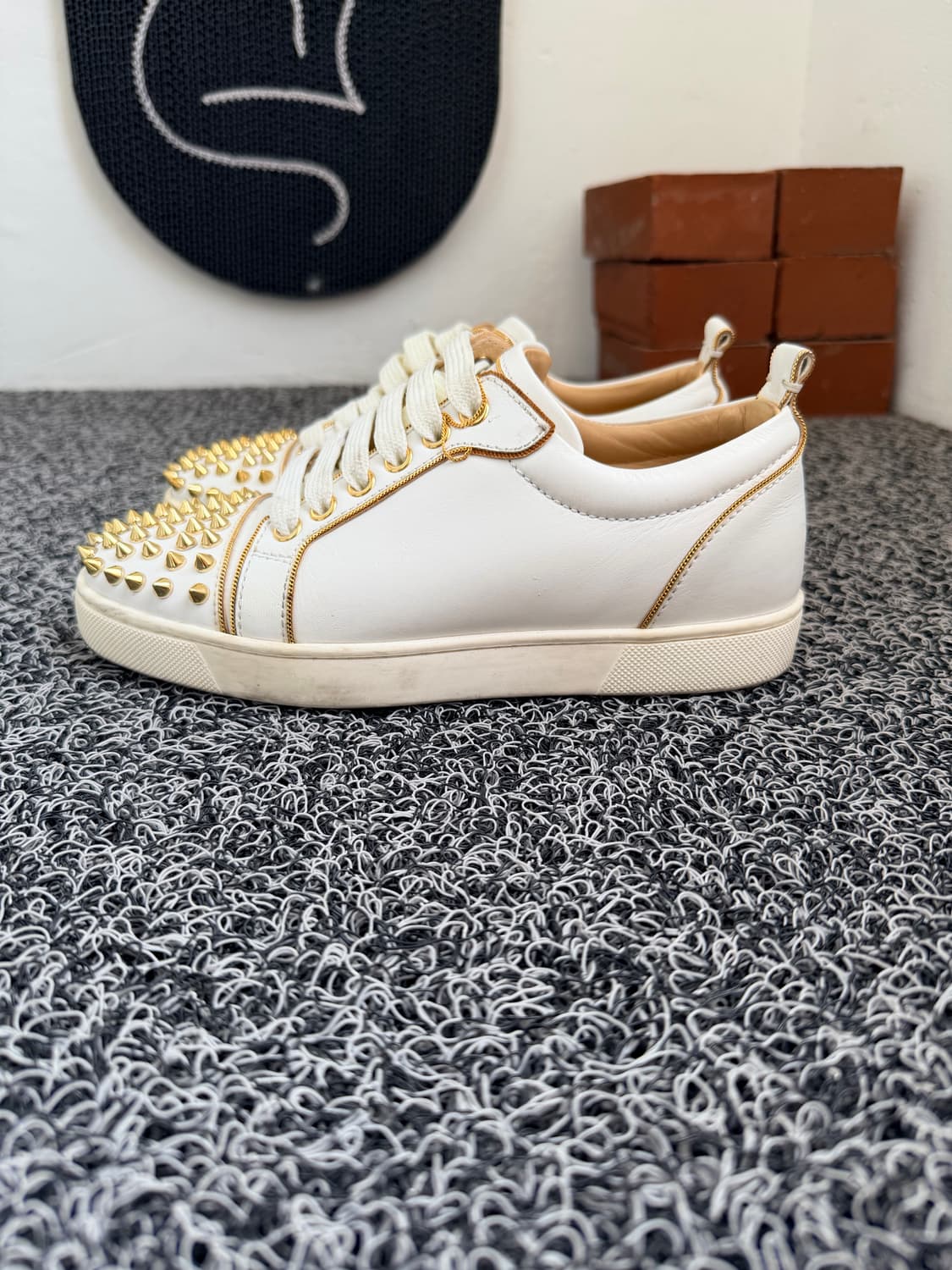 크리스찬 루부탱 루이스 주니어 스파이크 화이트 & 골드 상품이미지2