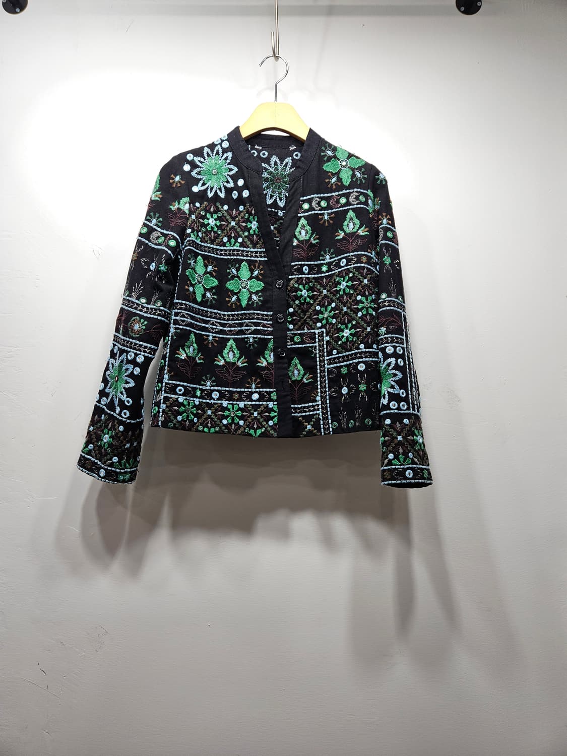 자라(ZARA) 블래크린 자수 자켓  상품이미지1