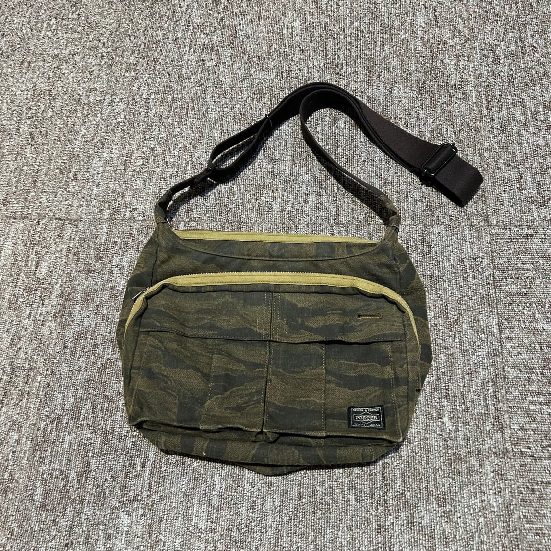 요시다 포터 타이거 카모 크로스백 70주년 P109 상품이미지1