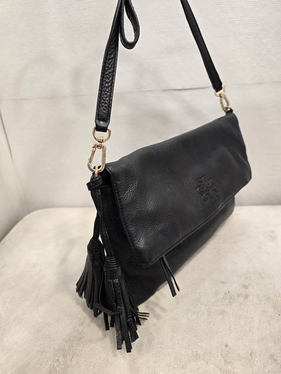 토리버치 테슬  블랙 가죽 크로스백 클러치백 상품이미지3