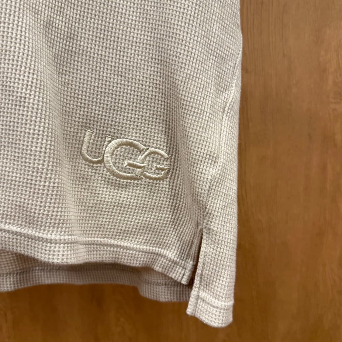 어그 와플 니트 반팔 카라 브이넥 티셔츠 자수 디테일 루즈핏 연그레이 상품이미지5