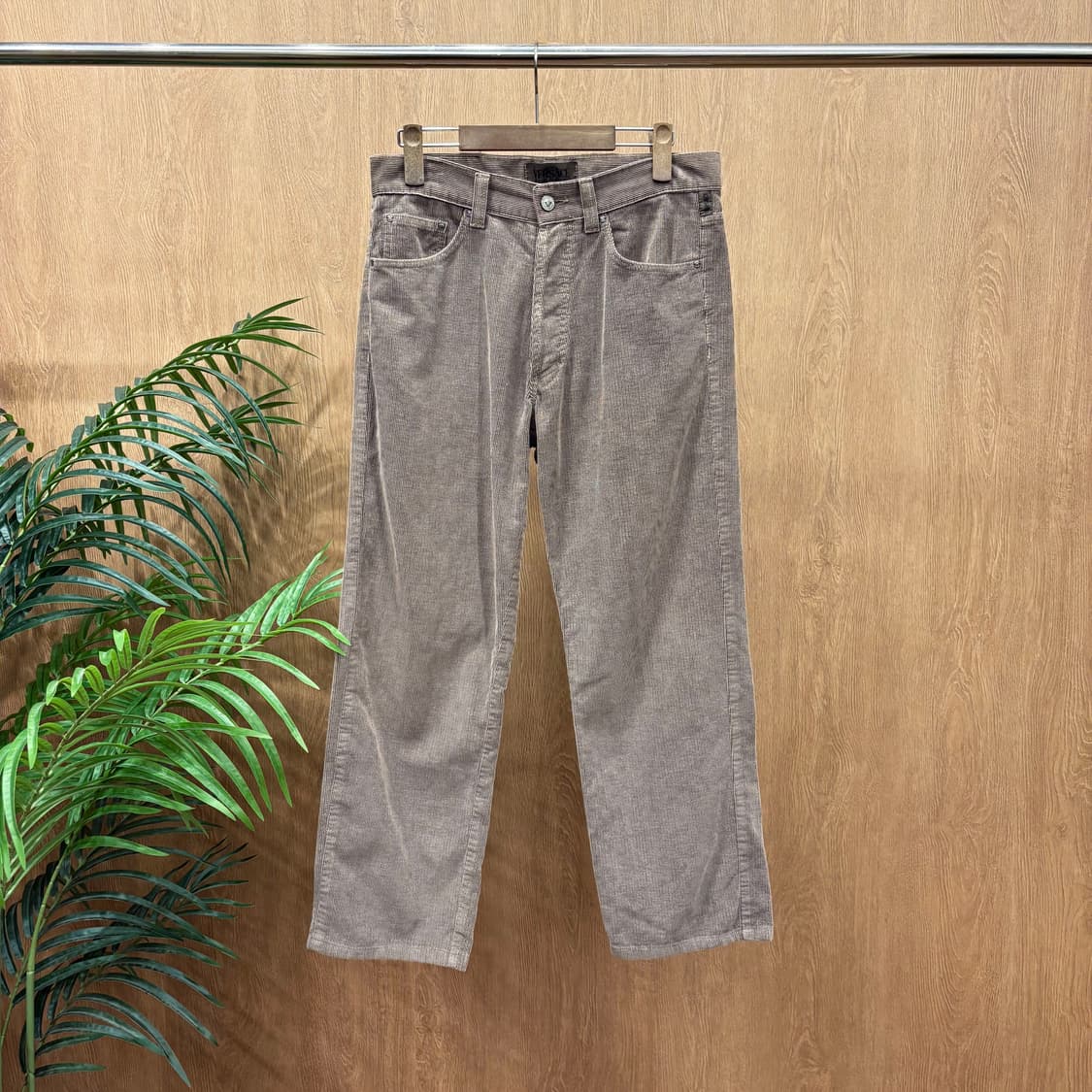 베르사체 진스 꾸뛰르 코듀로이 스트레이트 팬츠 로고 각인 디테일 브라운 상품이미지1