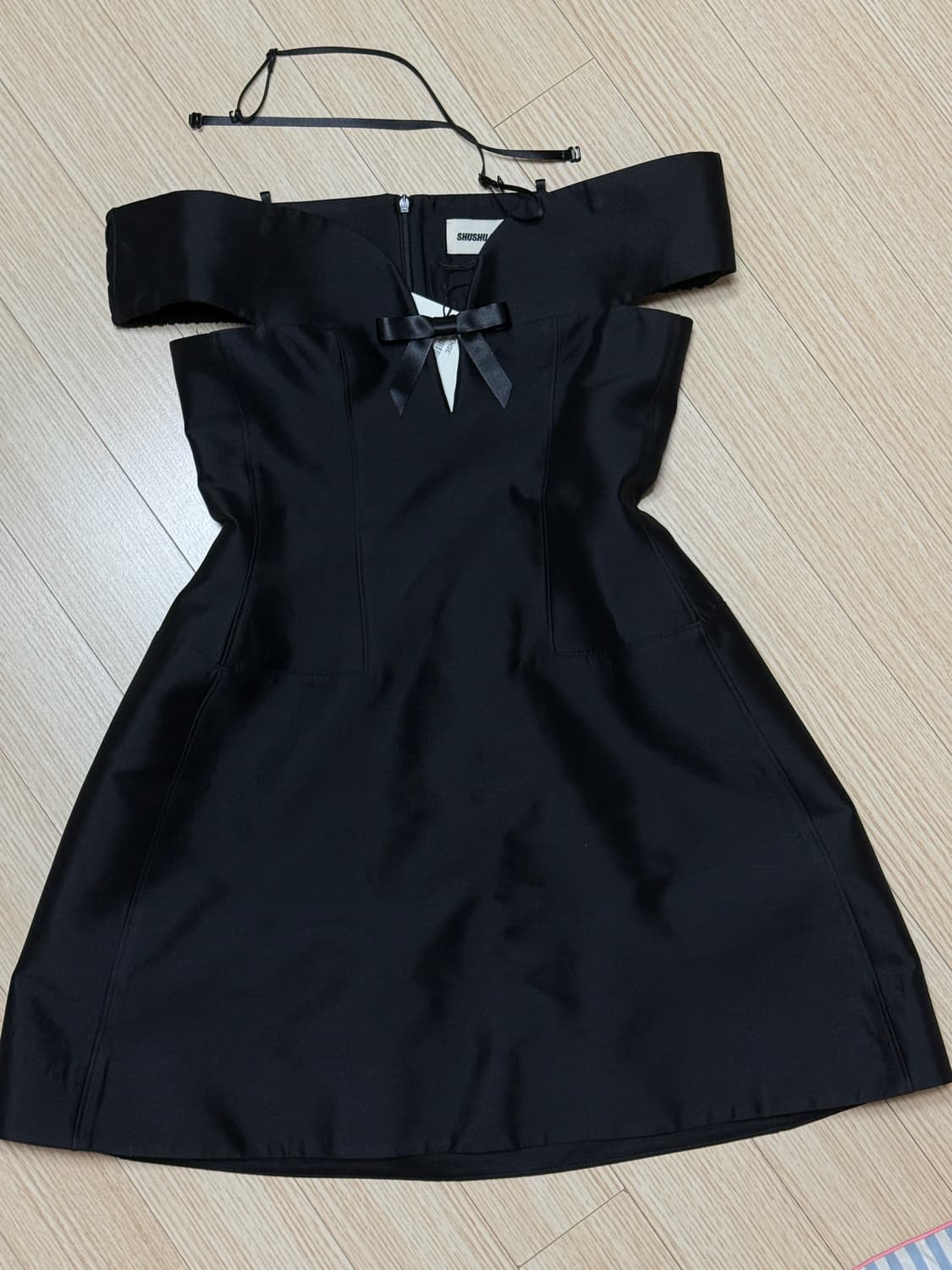 실사 Shushutong 슈슈통 블랙 커브드 원 숄더 미니 드레스 6uk 상품이미지6