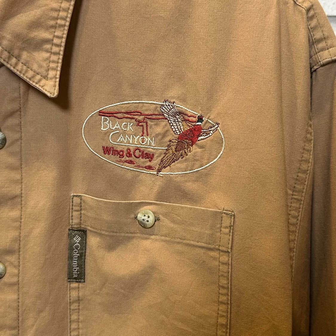 컬럼비아 긴팔 워크 셔츠 앞면 로고 배색 원포켓 디테일 카멜 베이지 상품이미지6