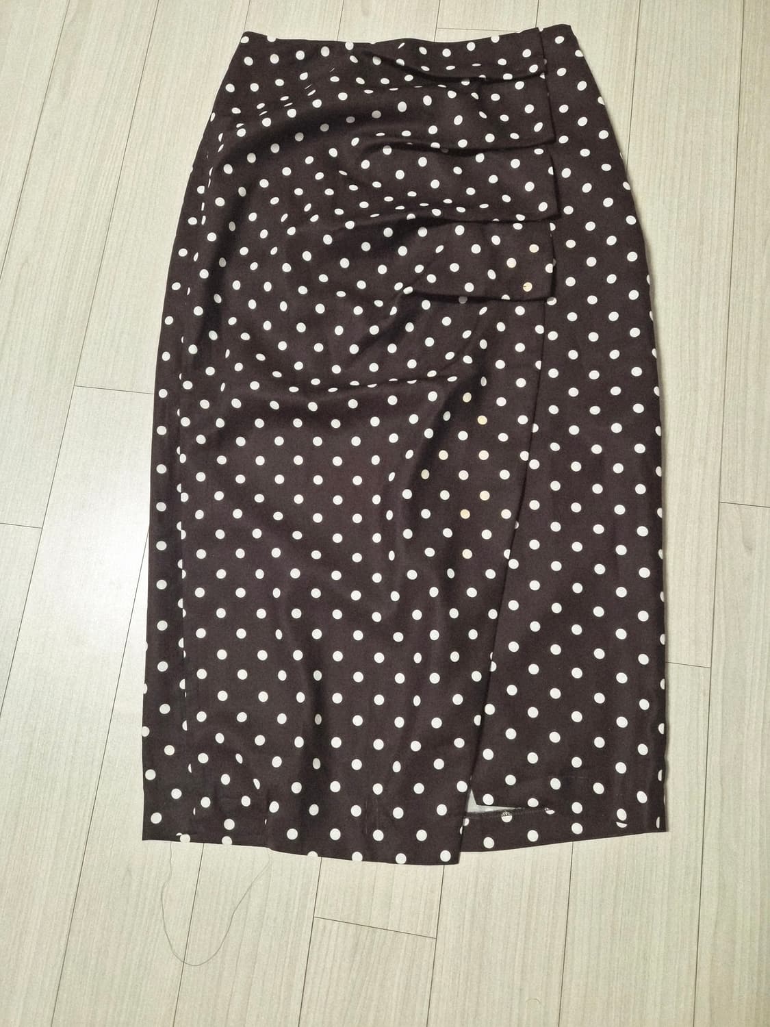 [에잇세컨즈] 브라운 도트 셔링 롱 스커트 (S사이즈) 상품이미지3