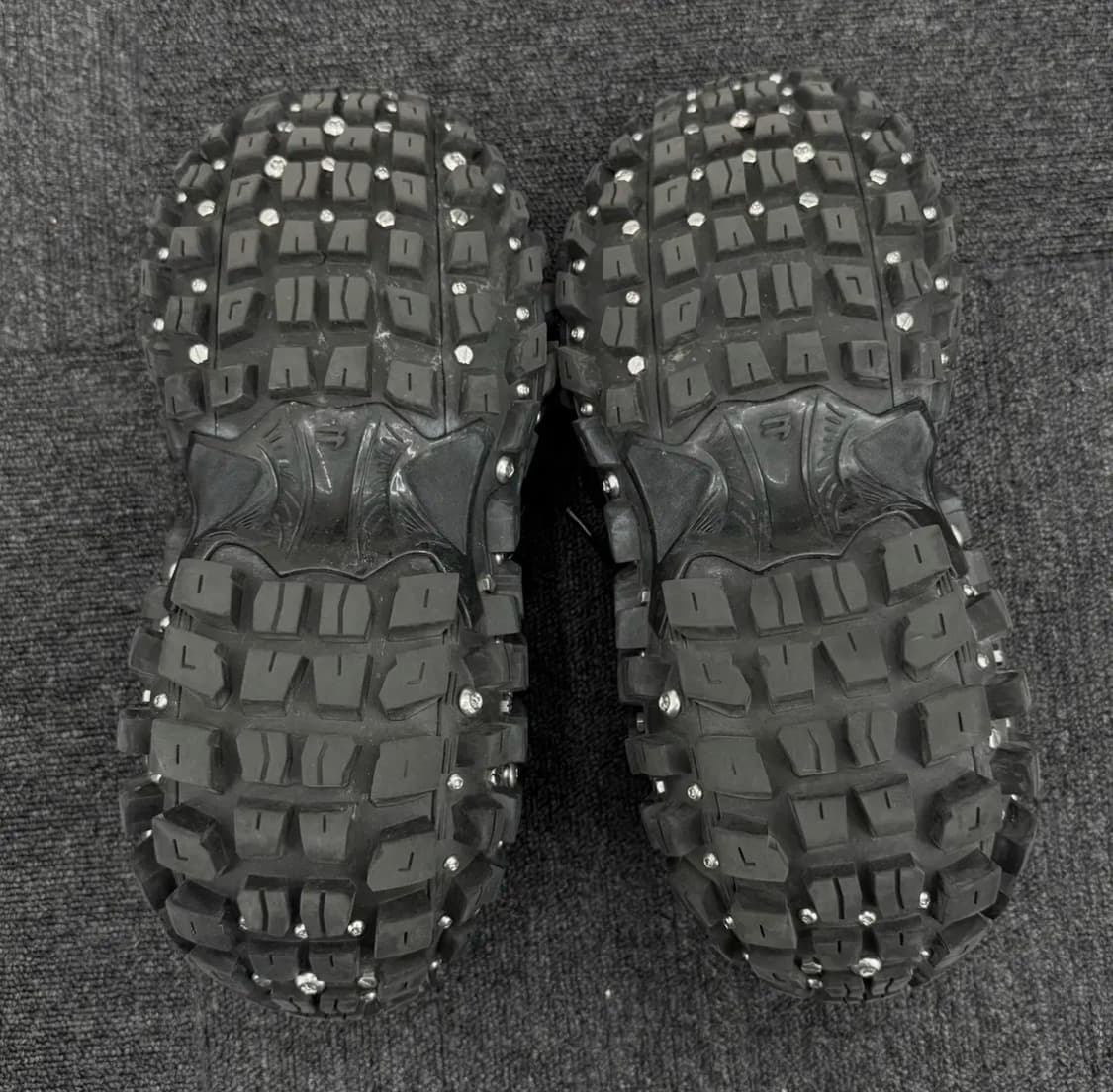 발렌시아가 피어싱 디펜더 45 상품이미지6