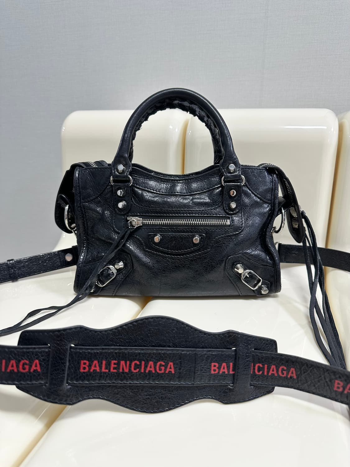 [A 정품] 발렌시아가 로고스트랩 시티 모터백 미니 상품이미지1