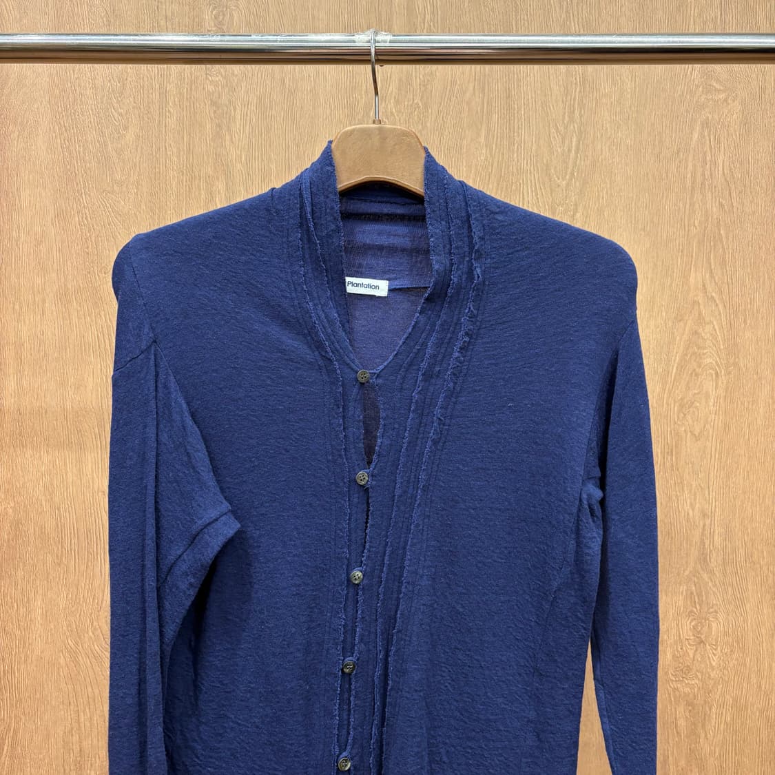 이세이미야케 플랜테이션 긴팔 가디건 풀버튼 숄칼라 러프 디테일 네이비 상품이미지4