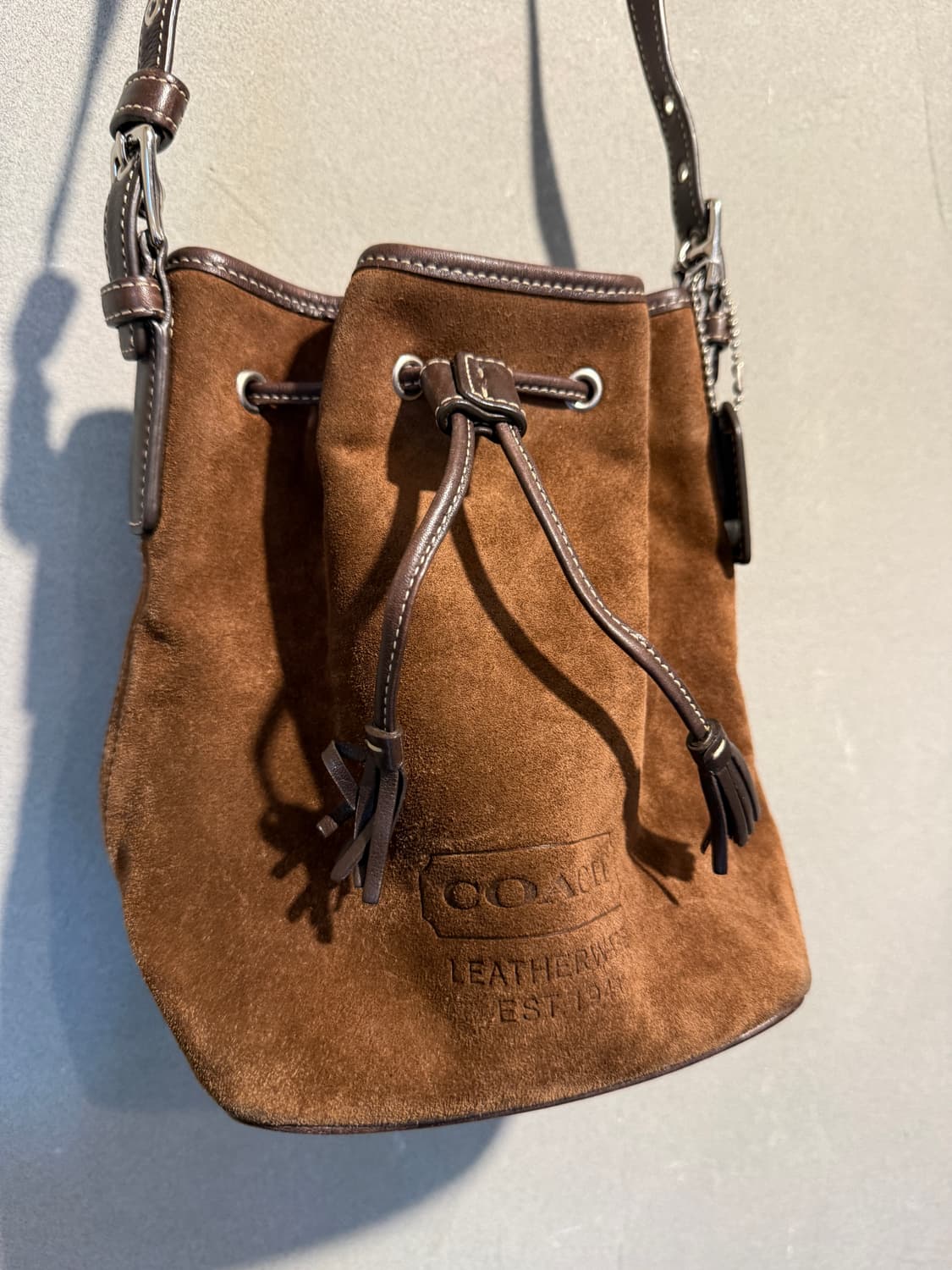 코치 스웨이드 드로우스트링 버킷 숄더백 상품이미지3