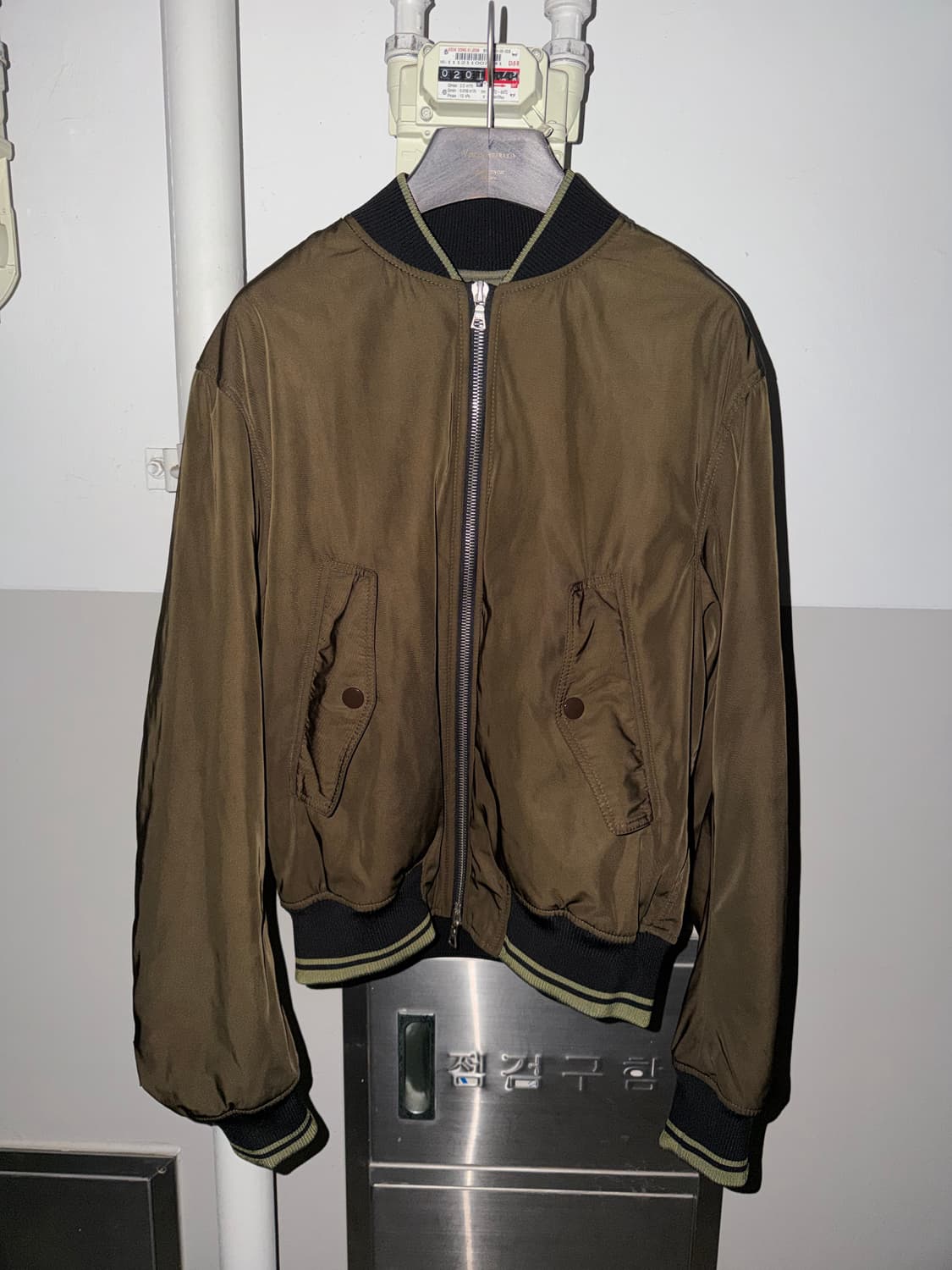 드리스반노튼 백지퍼봄버 카키 s 상품이미지1