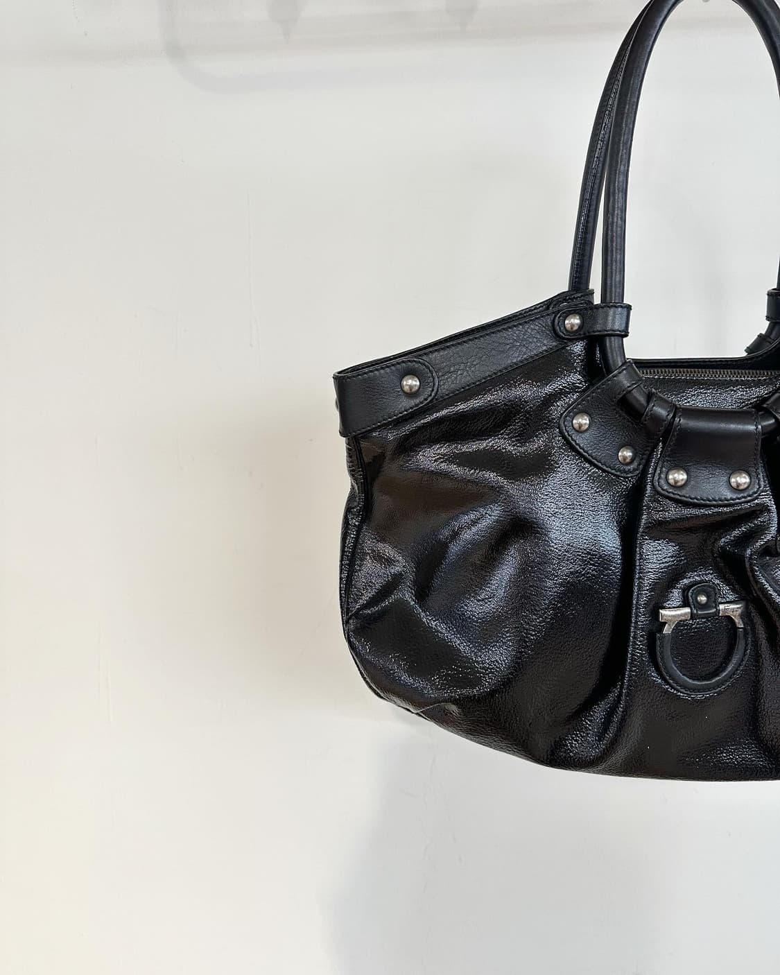 페라가모 블랙 페이턴트 레더 숄더백  상품이미지3