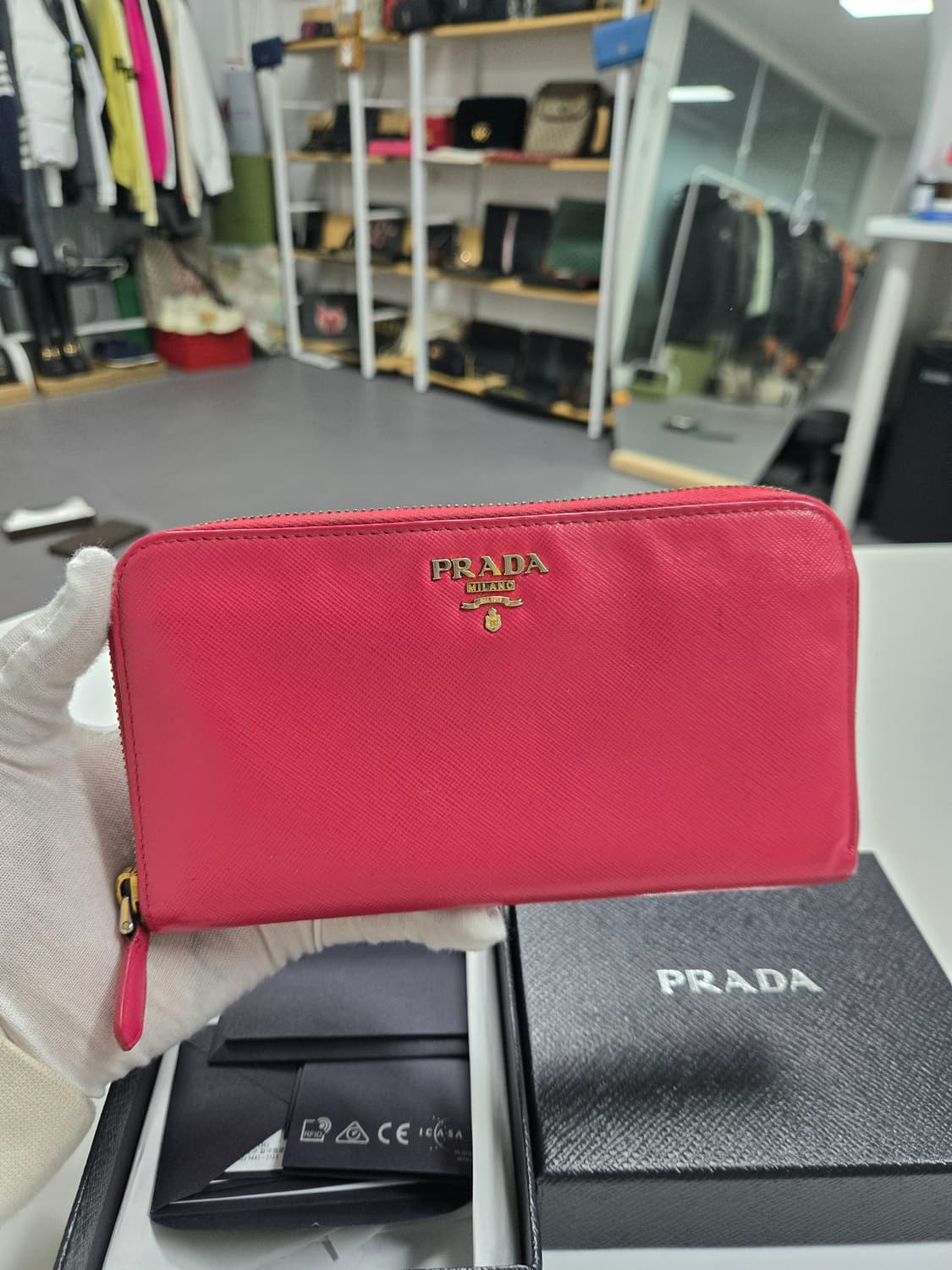 [50%할인] 프라다 사피아노 지퍼 장지갑 상품이미지1
