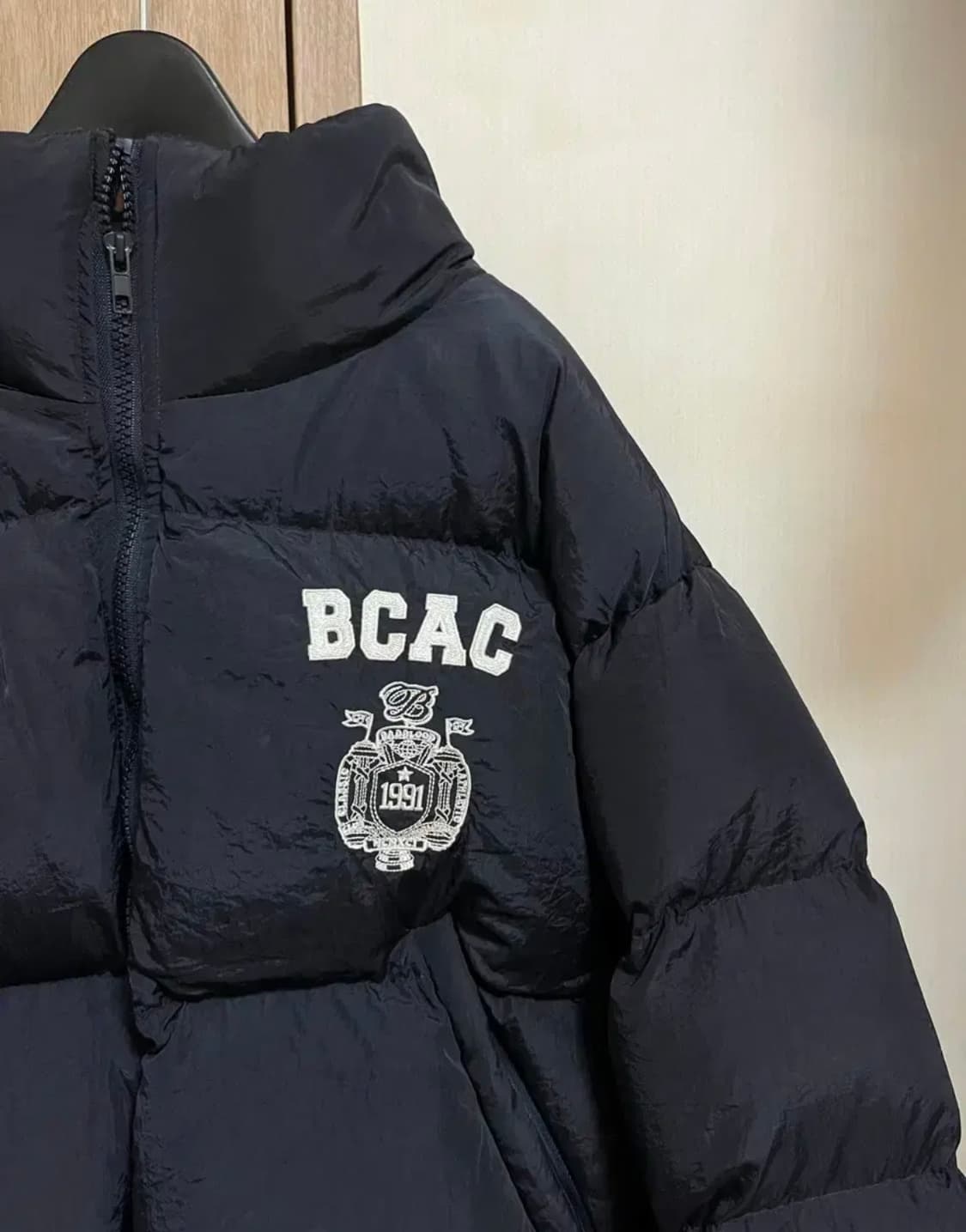 배드블러드 패딩 BCAC 엠블렘 크롭 다운 푸퍼 상품이미지3