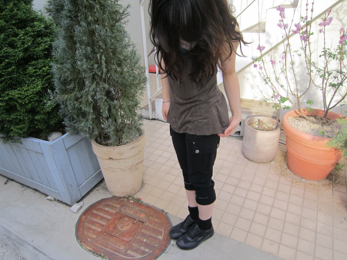 띠어리 슬리브리스 니트 핀턱 플리츠 디테일 루즈핏 브라운 상품이미지3