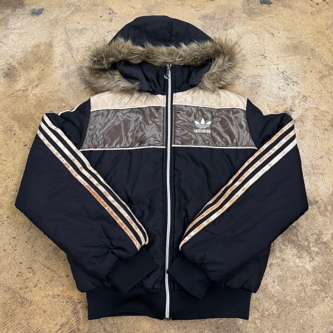 아디다스 블랙 브라운 털 숏패딩  상품이미지2