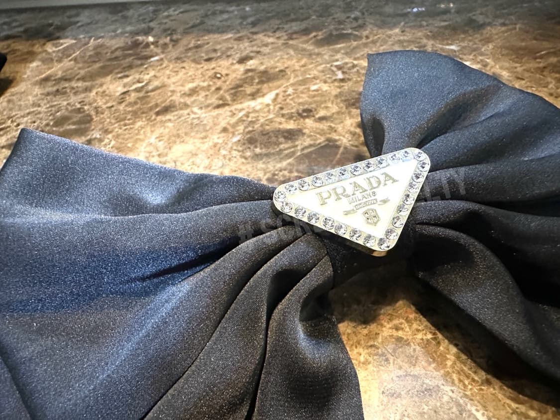 프라다 화이트로고 헤어핀 블랙 상품이미지6