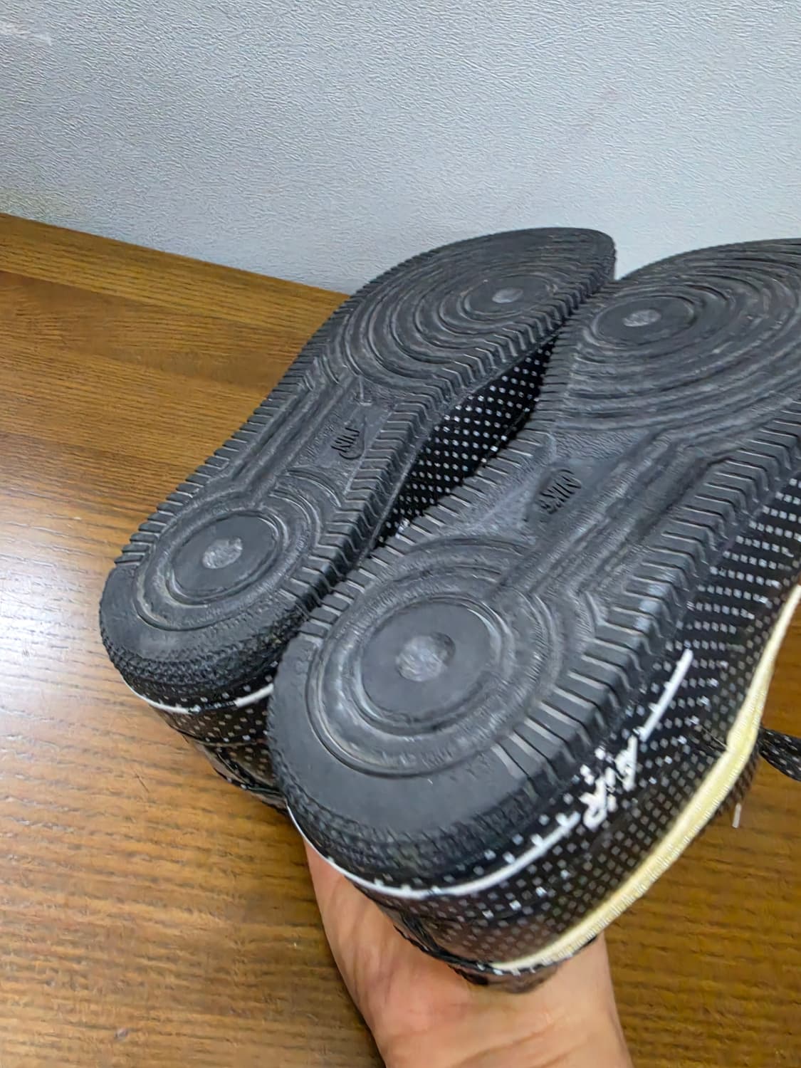 나이키 에어포스1 로우 블랙 도트 골드 스우시 상품이미지8